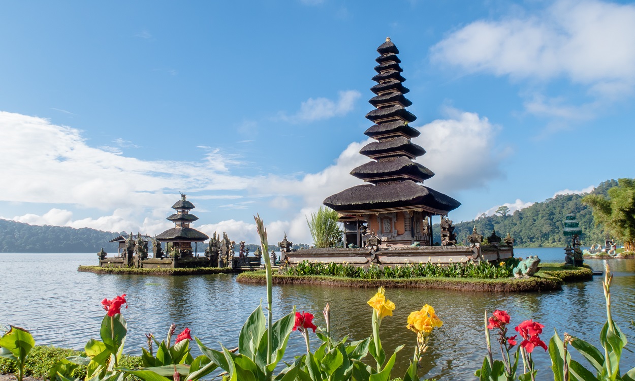 ULUN DANU TEMPLE | LAKE TEMPLE | BALI INTEREST PLACE | BALI GOLDEN TOUR